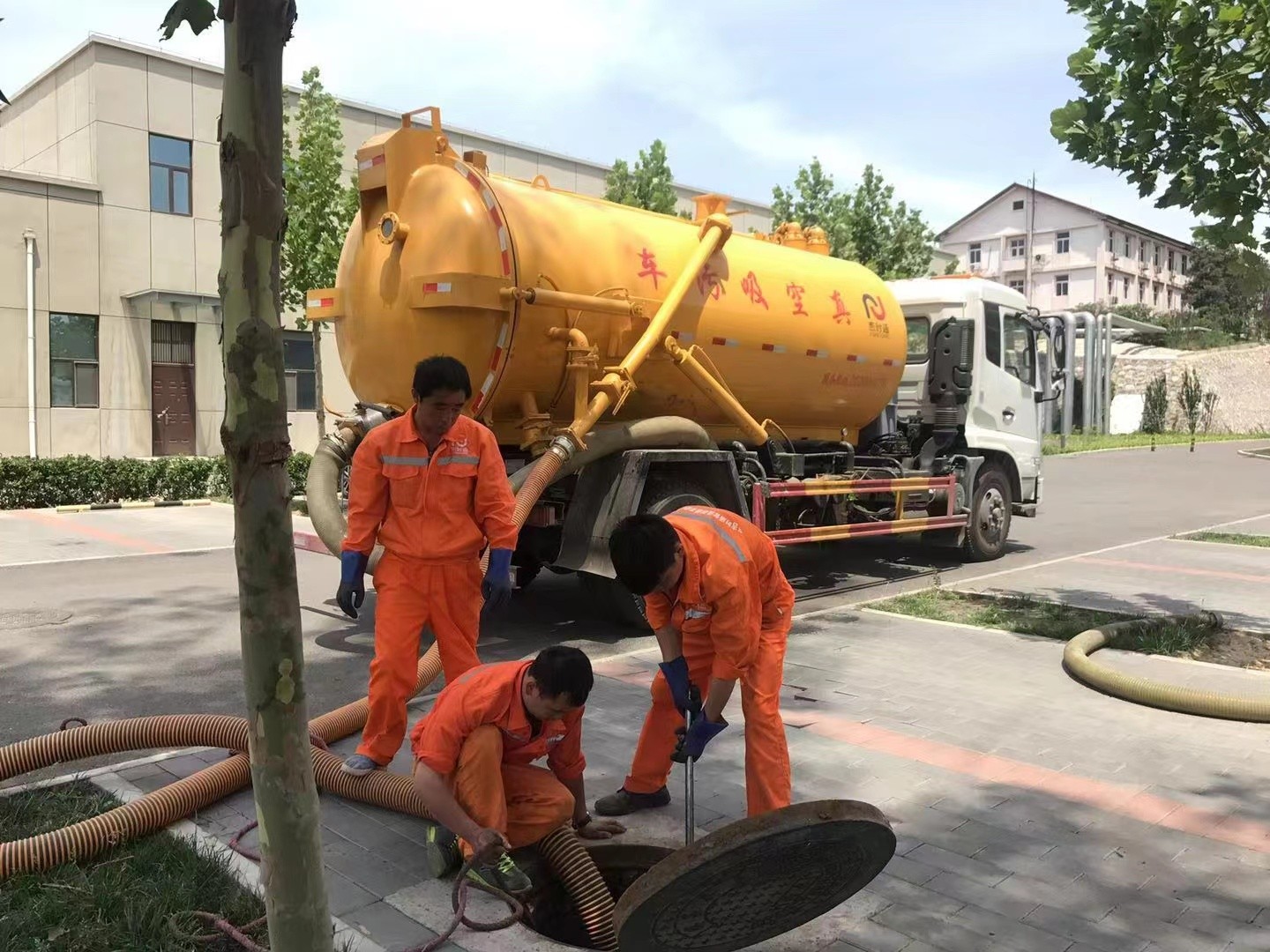 南漳管道疏通车停在窨井附近